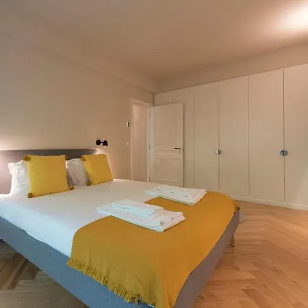 Luxury Center Emporium Apartment *