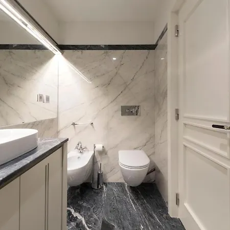 Luxury Center Emporium شقة *